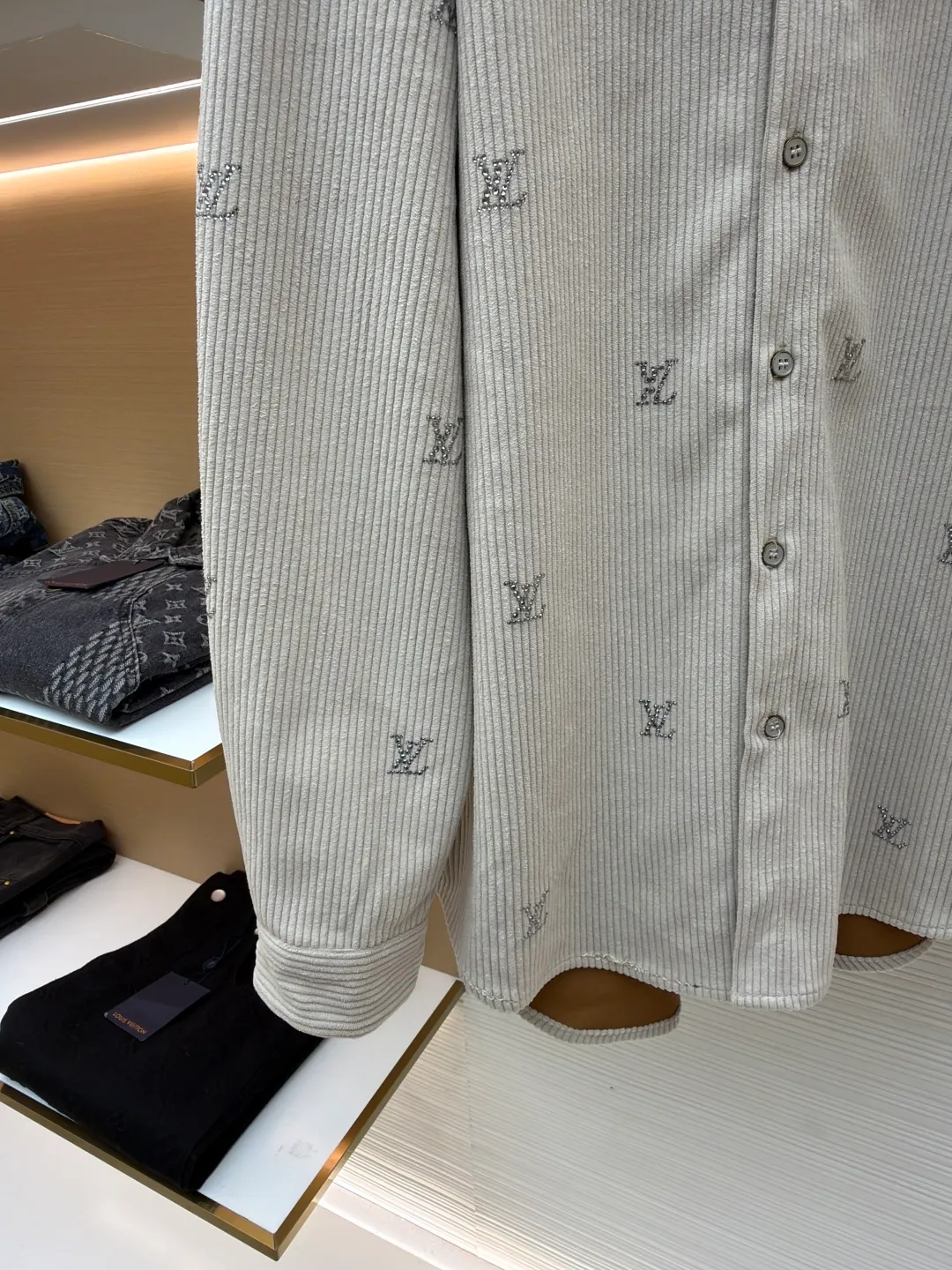 LOUIS VUITTON color corduroy hot-drilled shirt ●Original version: purchased and developed by 18158 ●Item number: 1681096-B05 ●Fabric: corduroy fabric ●Technology: hot-drilled production ●Version: fitted version ●Weight: about 605 grams ●Size: S-M-L-XL ●Description: The original version was purchased and developed. The fabric is made of 260g plain weave fine corduroy, and imported cotton is custom-woven and dyed 95 cotton 5 nylon. This model uses a German machine edge and overlock sewing machine, and adopts a front snap fastening design. After the fabric density is in place, it has a full drape. The entire garment uses high-quality imported Australian diamonds, which sparkle when reflected. Each piece of artificial hot-drilling is hot-pressed twice separately to make it firmly adhere to the surface. It is extremely troublesome to open the mold for hardware accessories buttons. The overall wiring is straight and delicate, the fabric is comfortable and soft, and the color is consistent without color difference. It can be matched with the same style to create a fashionable look and control various occasions. Customized accessories, complete with three standards, same style for men and women!